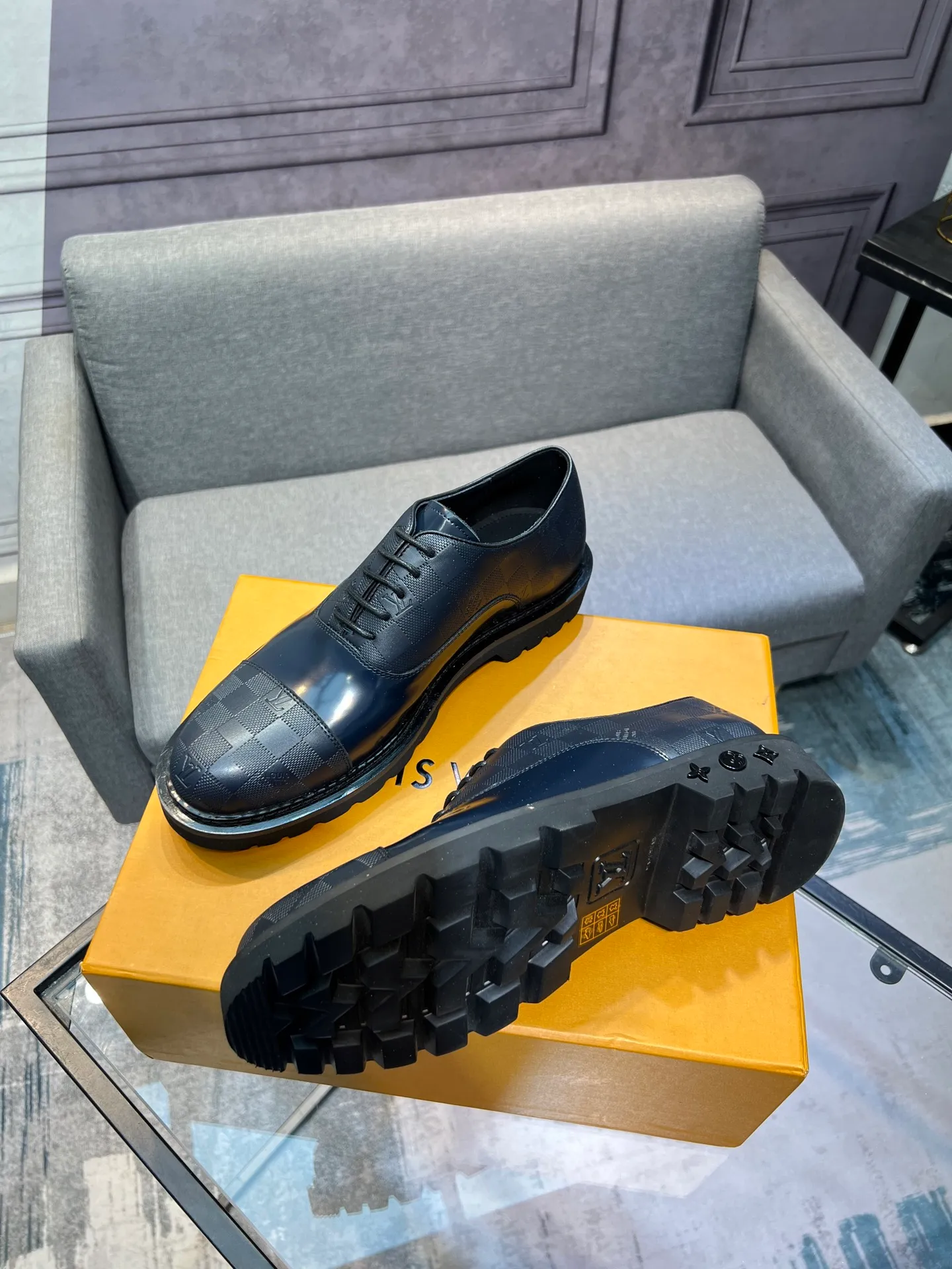 Men's shoes 💰820 [LV] - High-end quality - Upper: 🔝 tumbled cowhide, Nappa cowhide, brand logo sewn on shoe body - Lining: cowhide, foot pads; water-dyed cowhide - Outsole: TPR·rubber foam; two-color molded outsole -Super high quality control·Fine workmanship: highlighted (high-end·luxury·grade) -Size: 39-44 (38 45 can be customized)
